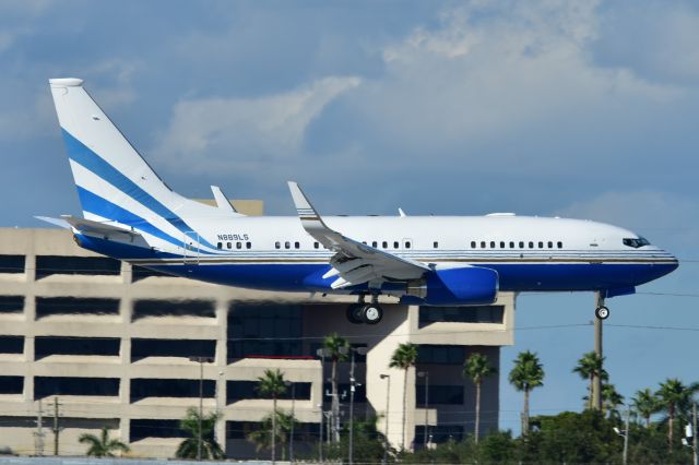 Boeing 737-700 (N889LS)