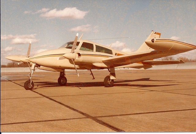 Cessna 310 (N7017L)