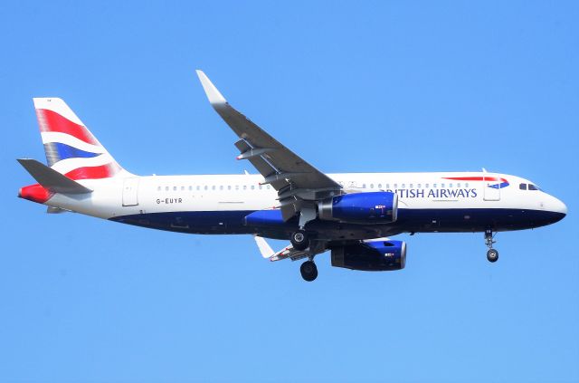 Airbus A320 (G-EUYR)
