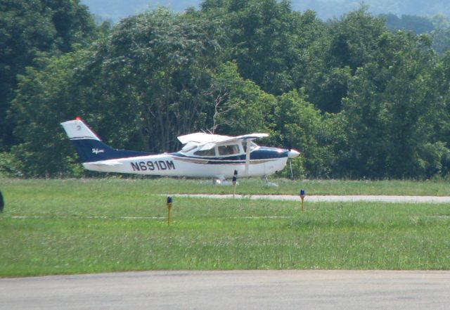 Cessna Skylane (N691DM) - at Reading