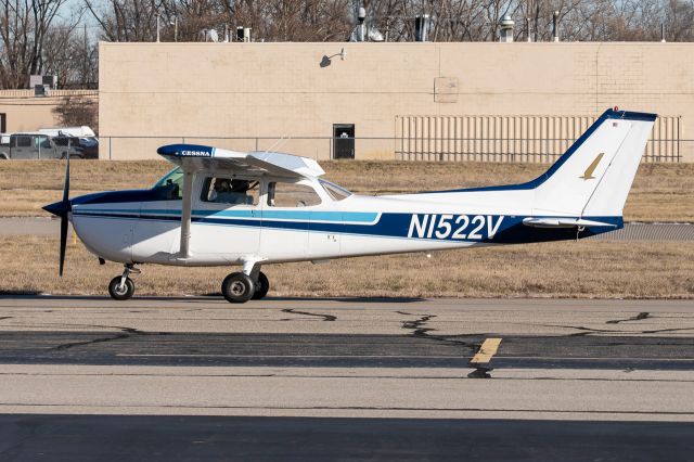 Cessna Skyhawk (N1522V) - N1522V taxiing onto the ramp to get a splash of gas before heading back to the hangar.