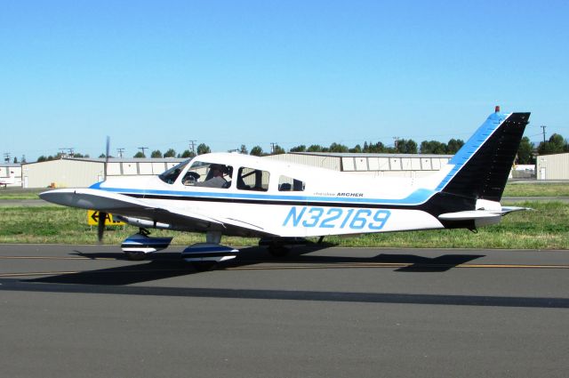 Piper Cherokee (N32169) - Taxiing at Fullerton