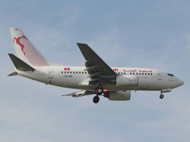 BOEING 737-600 (TS-IOR)