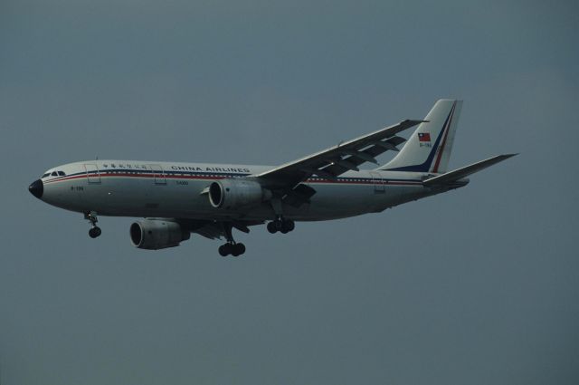 Airbus A300F4-200 (B196) - Short Final at Kai-Tak Intl Airport Rwy13 on 1991/12/14