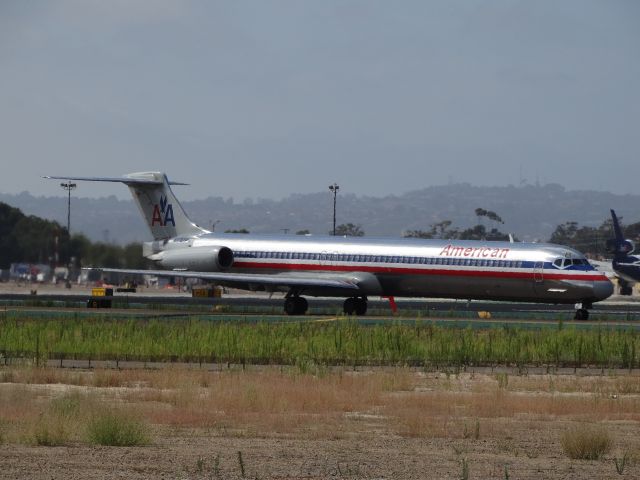 McDonnell Douglas MD-83 —