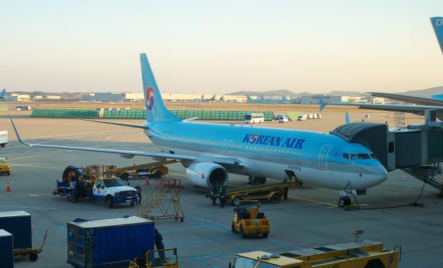 Boeing 737-800 (HL8225) - Morning shot of Korean Air 737-8Q8 HL8225 at ICN on Nov 1, 2012.