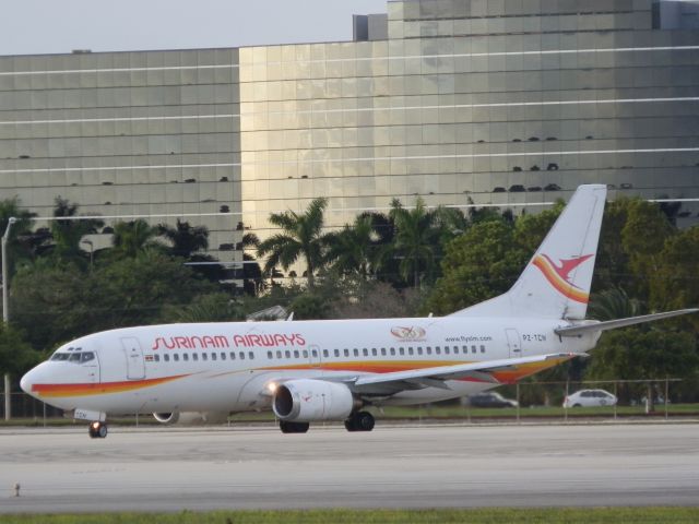 BOEING 737-300 (PZ-TCN)