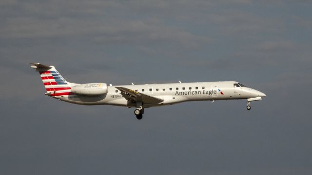 Embraer ERJ-135 (N819AE)