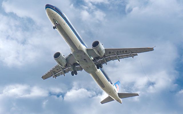 B-30E6 — - Filmed at Shenzhen Airport on March 2, 2025