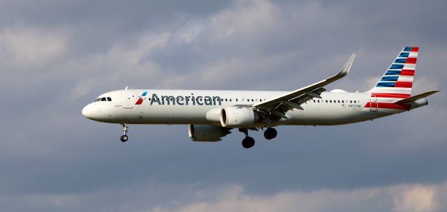Airbus A321neo (N457AM) - About to touch down is this 2022 American Airlines Airbus 321-253NX in the Autumn of 2023.