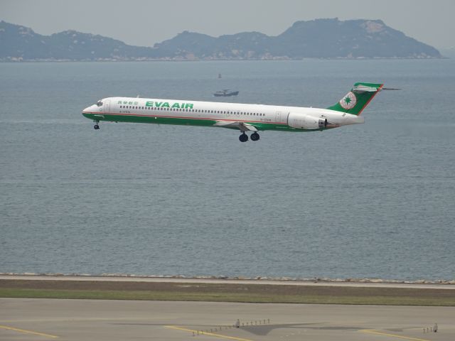 McDonnell Douglas MD-90 (B-17918)