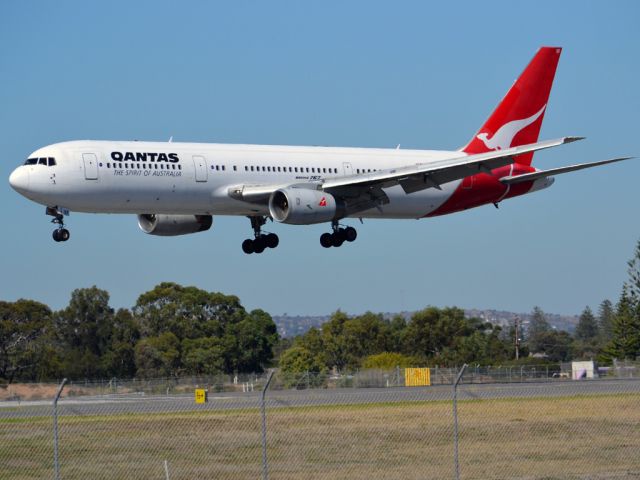 BOEING 767-300 (VH-ZXF) - About to put down on runway 05. Thursday 12th April 2012.