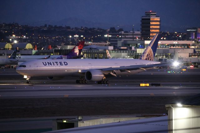 BOEING 777-300ER (N2140U)