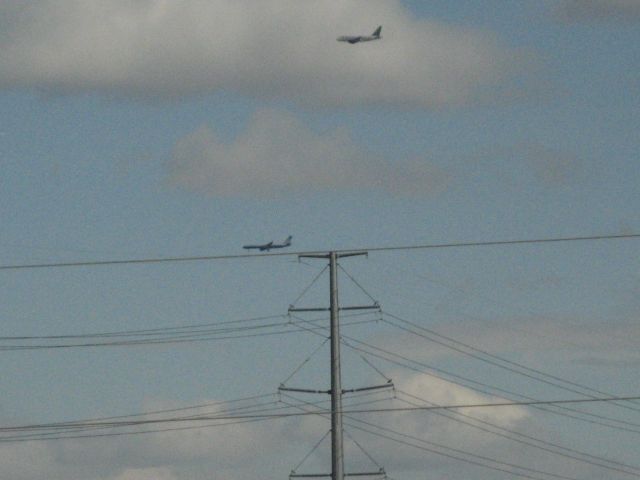 Airbus A318 — - parallel approach with a UAL 757 and Frontier A318