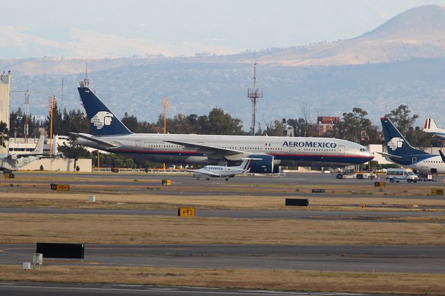 Boeing 777-200 (N745AM)