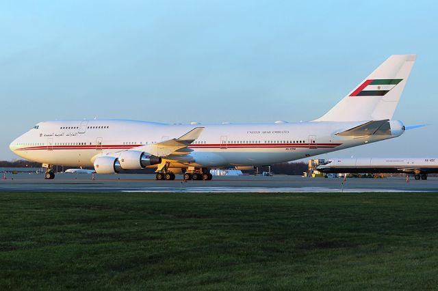 Boeing 747-400 (A6-HRM)