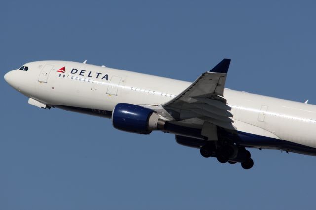 Airbus A330-300 —