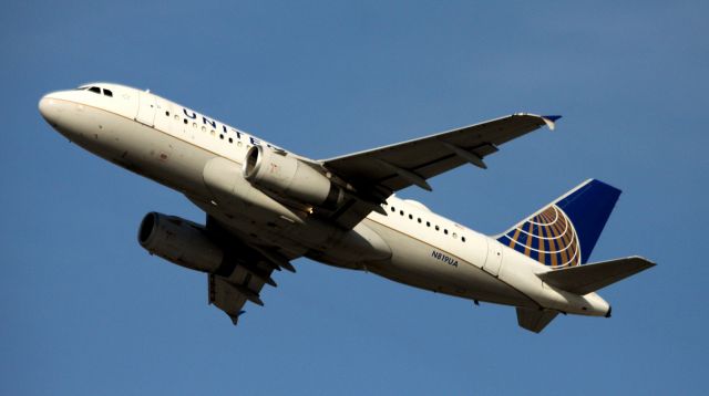 Airbus A319 (N819UA) - Departure 30L to KDEN (DIA) operating as UA#815