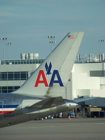 BOEING 767-200 (N319AA)