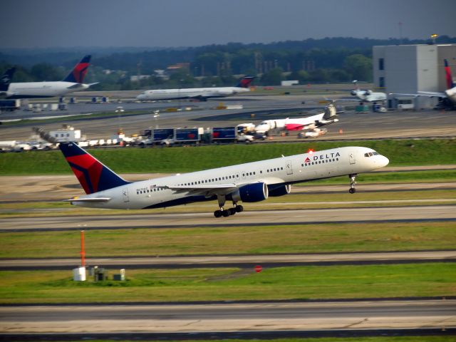 Boeing 757-200 (N6704Z)