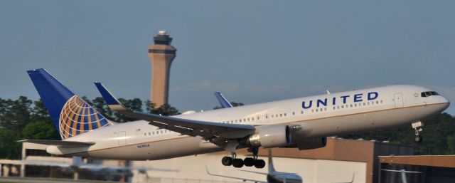 BOEING 767-300 (N674UA)