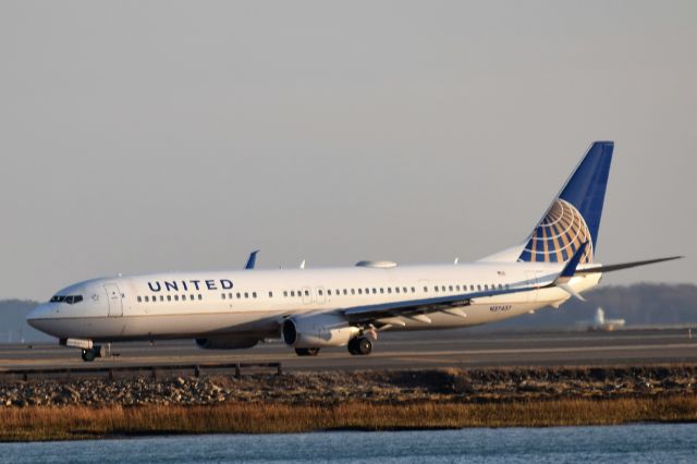 Boeing 737-800 (N37437)