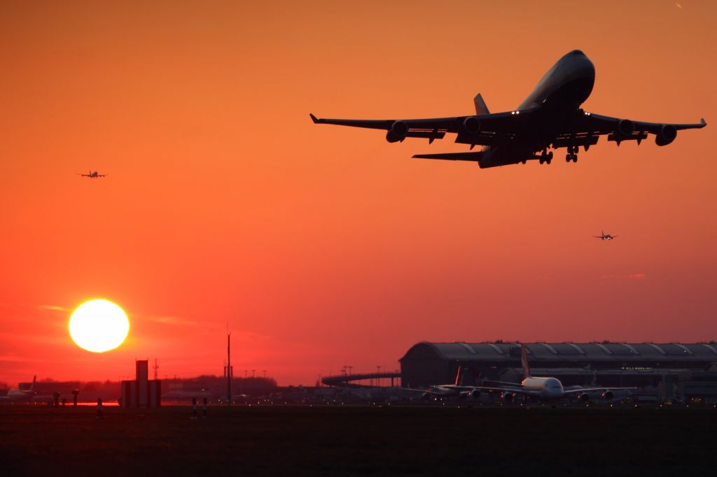 Boeing 747-400 (G-CIIV) - Nice way to end the day. BA B747 departing runway 09R at LHR.