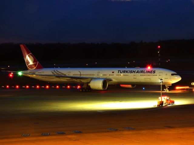 BOEING 777-300ER (TC-JJY)