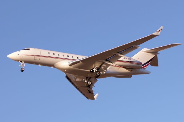 Bombardier Global 5000 (N100QS) - Early morning 12R approach.