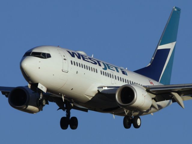 Boeing 737-700 (C-FWCN)