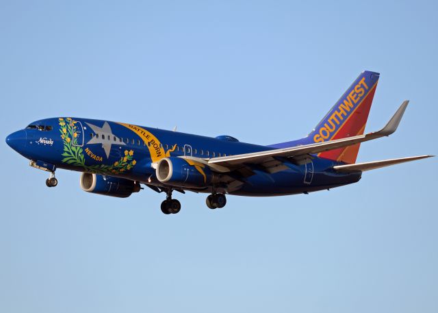 Boeing 737-700 (N727SW)