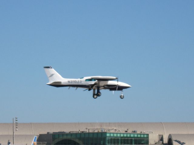 Cessna 310 (N310JJ) - Landing on RWY 19R