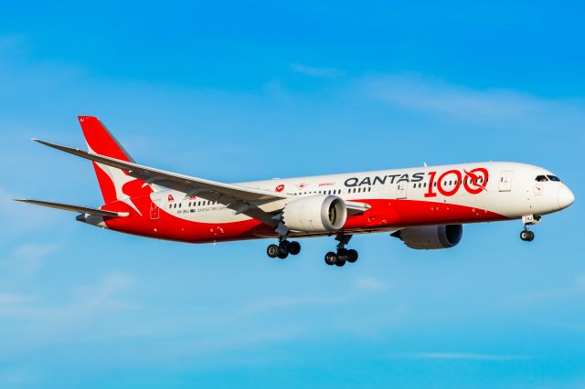 Boeing 787-9 Dreamliner (VH-ZNJ) - Qantas 787-9 in Qantas 100th anniversary special livery landing at DFW on 12/25/22. Taken with a Canon R7 and Tamron 70-200 G2 lens.