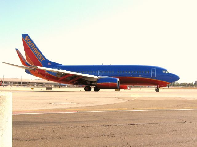 Boeing 737-700 (N780SW) - Taxiing after landing