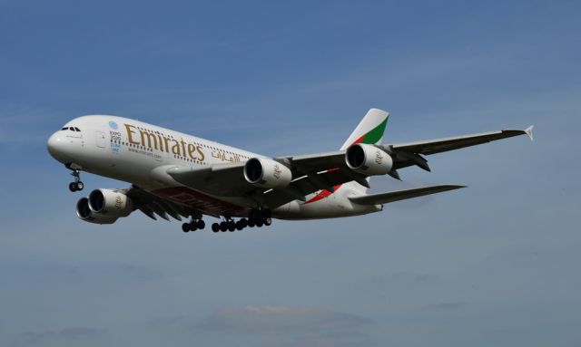 Airbus A380-800 (A6-EER) - Landing on runway 27L.