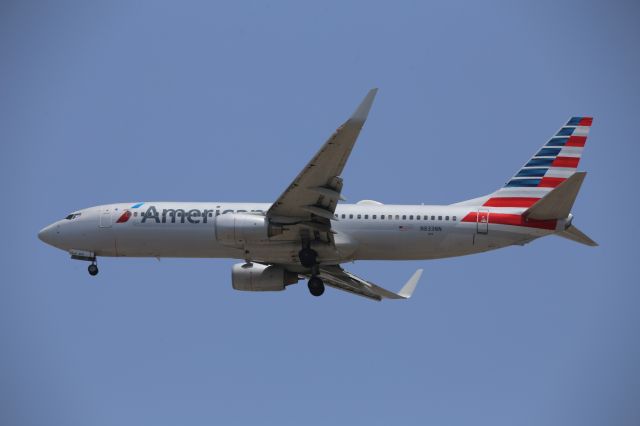 Boeing 737-800 (N833NN)