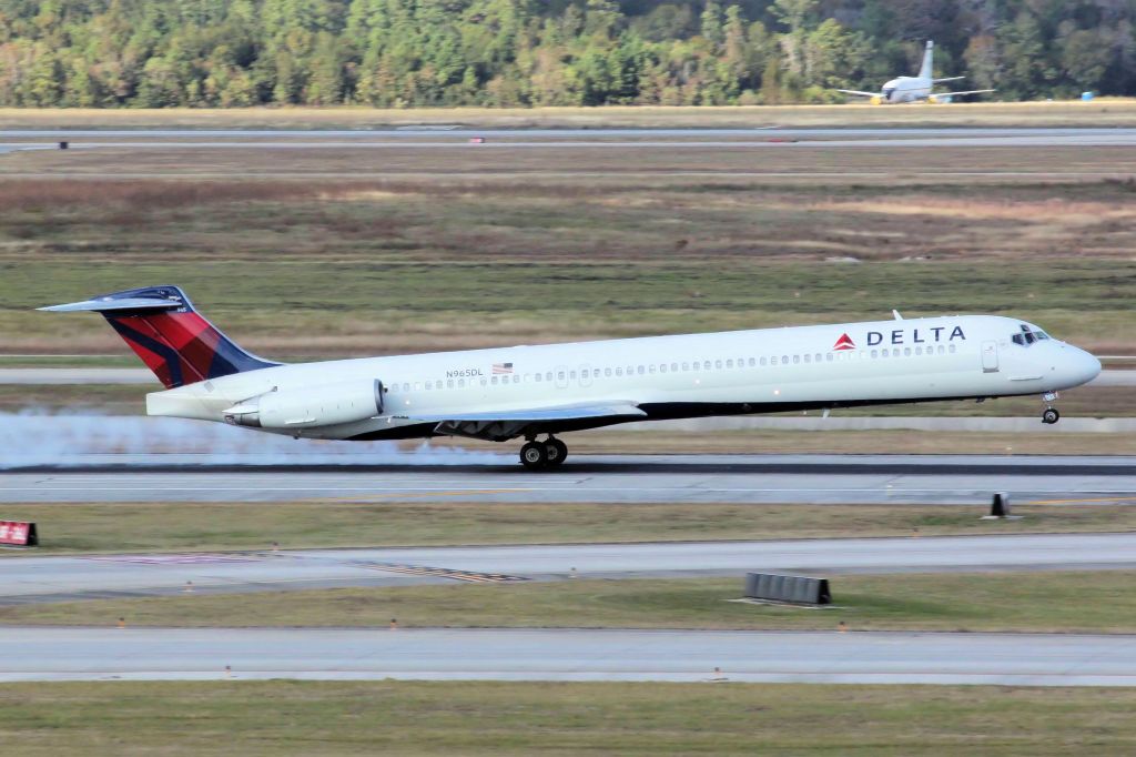 McDonnell Douglas MD-88 (N965DL)