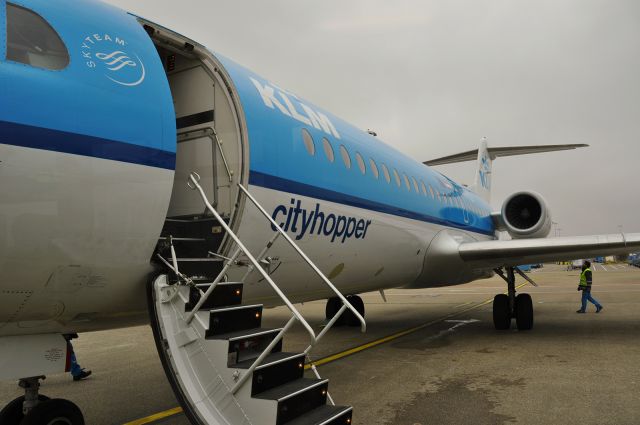 Fokker 70 (PH-KZR) - KLM Cityhopper Fokker F70 PH-KZR boarding at Amsterdam Airport