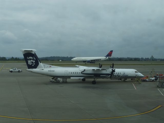 de Havilland Dash 8-400 (N422QX)