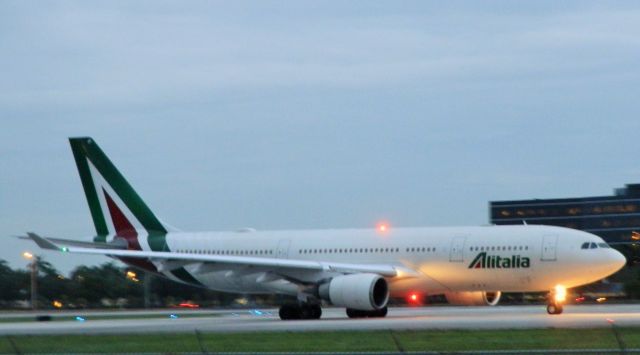 Airbus A330-200 (EI-EJL) - Departure at dusk