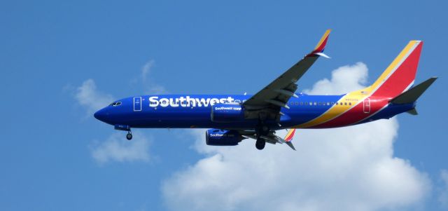 Boeing 737-800 (N8520Q) - On short final is this 2017 Southwest Airlines Boeing 737-8H4 in the Summer of 2023.