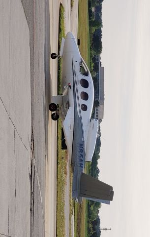Cirrus Vision SF50 (N85AH)