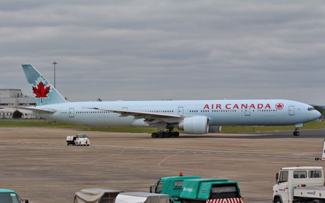 BOEING 777-300 (C-FIVR) - AIR CANADA B777-333 C-FIVR DEP SHANNON 13/6/15.