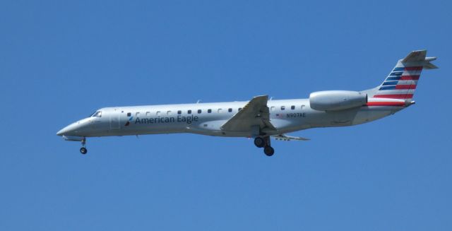 Embraer ERJ-145 (N907AE) - On final is this 2005 American Airlines Eagle Embraer 145LR in the Spring of 2021.