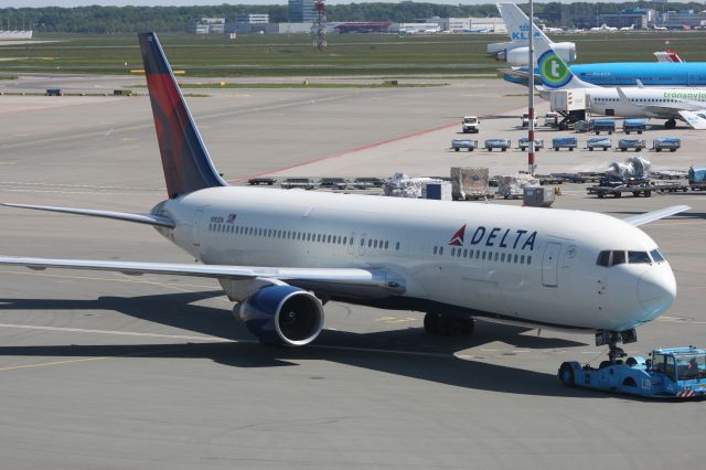 BOEING 767-300 (N183DN) - push back