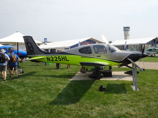 Cirrus SR-22 (N225HL)