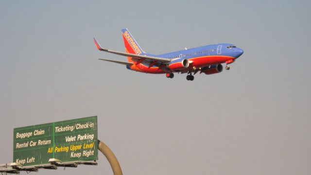 Boeing 737-700 (N769SW) - Landing on RWY19R