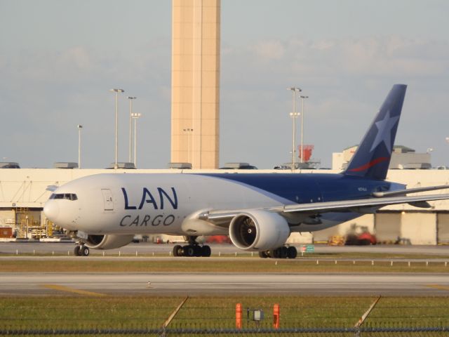 BOEING 777-200LR (N774LA)