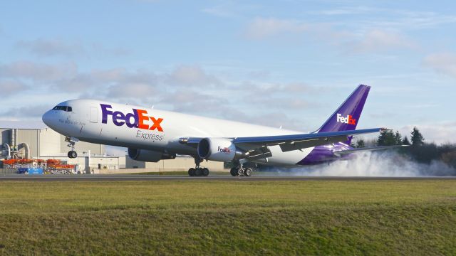 BOEING 767-300 (N133FE) - BOE584 landing on Rwy 34L to complete an EWA flight on 12.13.16. (ln 1096 / cn 43549).