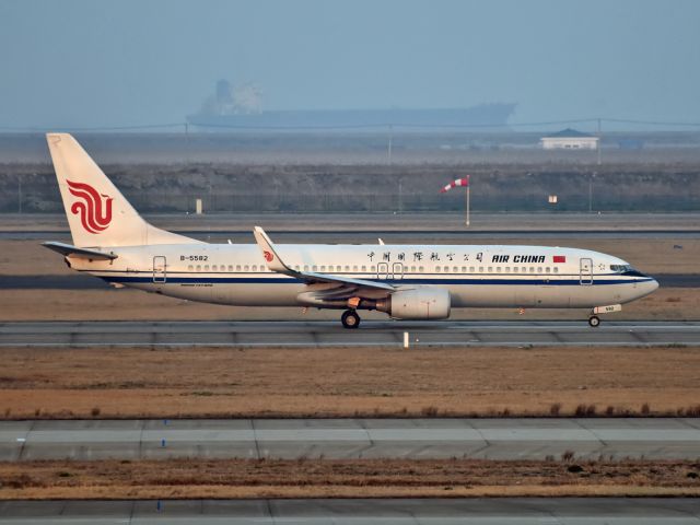 Boeing 737-800 (B-5582)